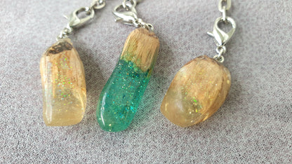 Secret wood keychains - resin, glitter and wood